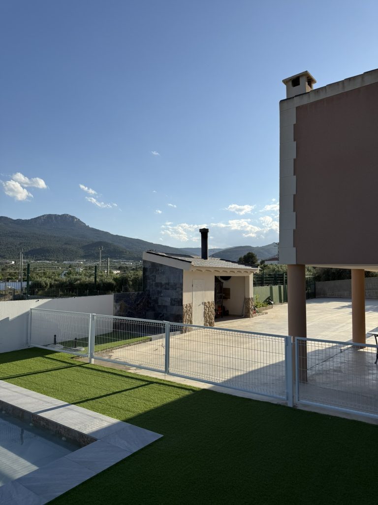 Piscina con vistas a la montaña en Villa Rincón del Buitre